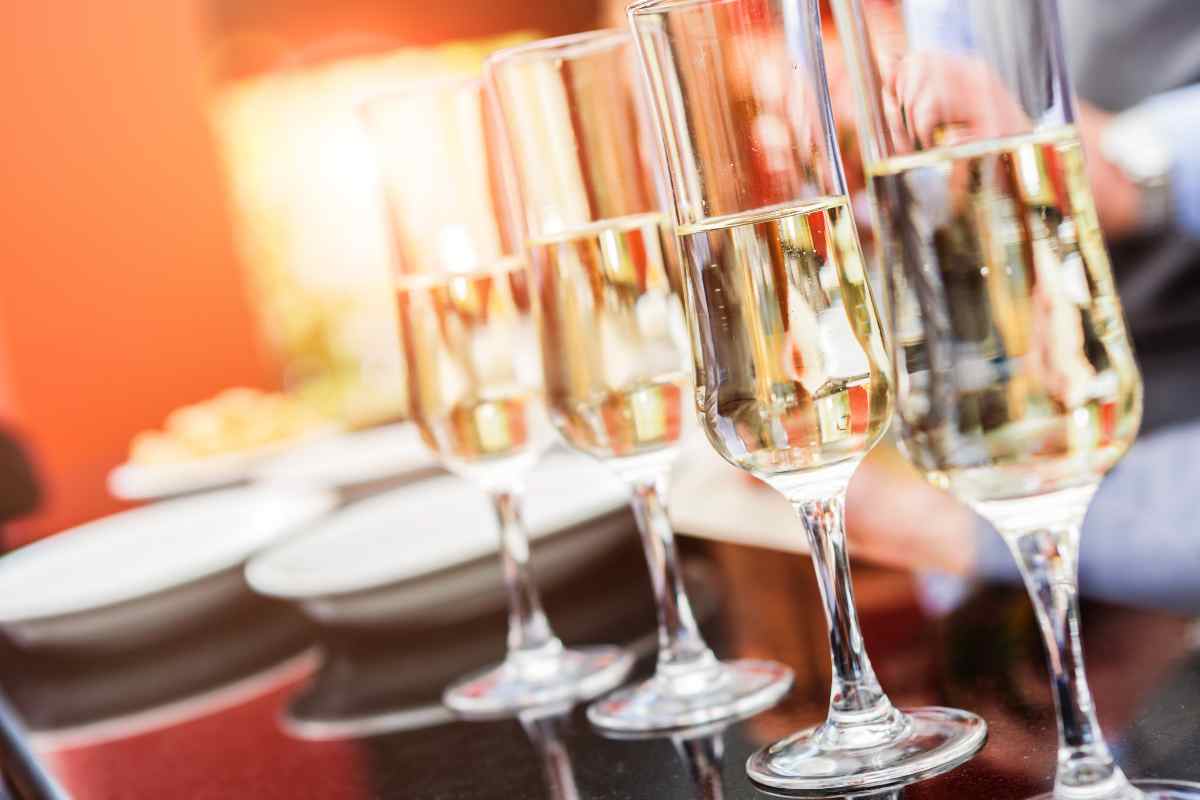 Calici con i migliori vini bianchi per l'aperitivo