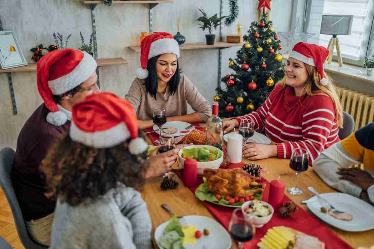 amici a tavola per il pranzo di Natale