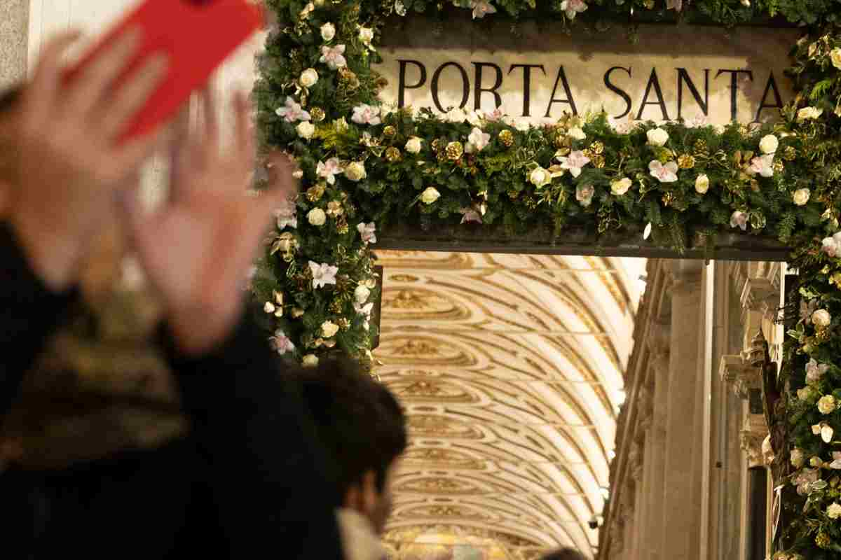 Ragazza passa la Porta Santa per il Giubileo a Roma