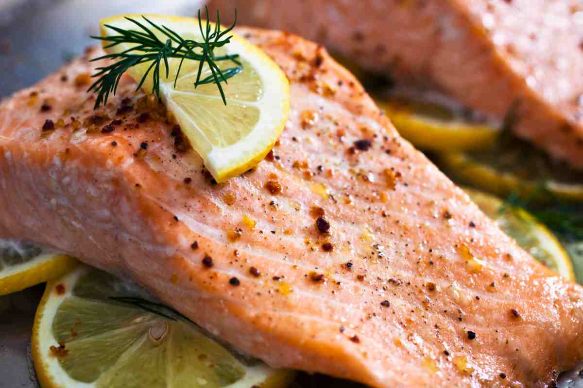 Salmone al forno su fette di limone