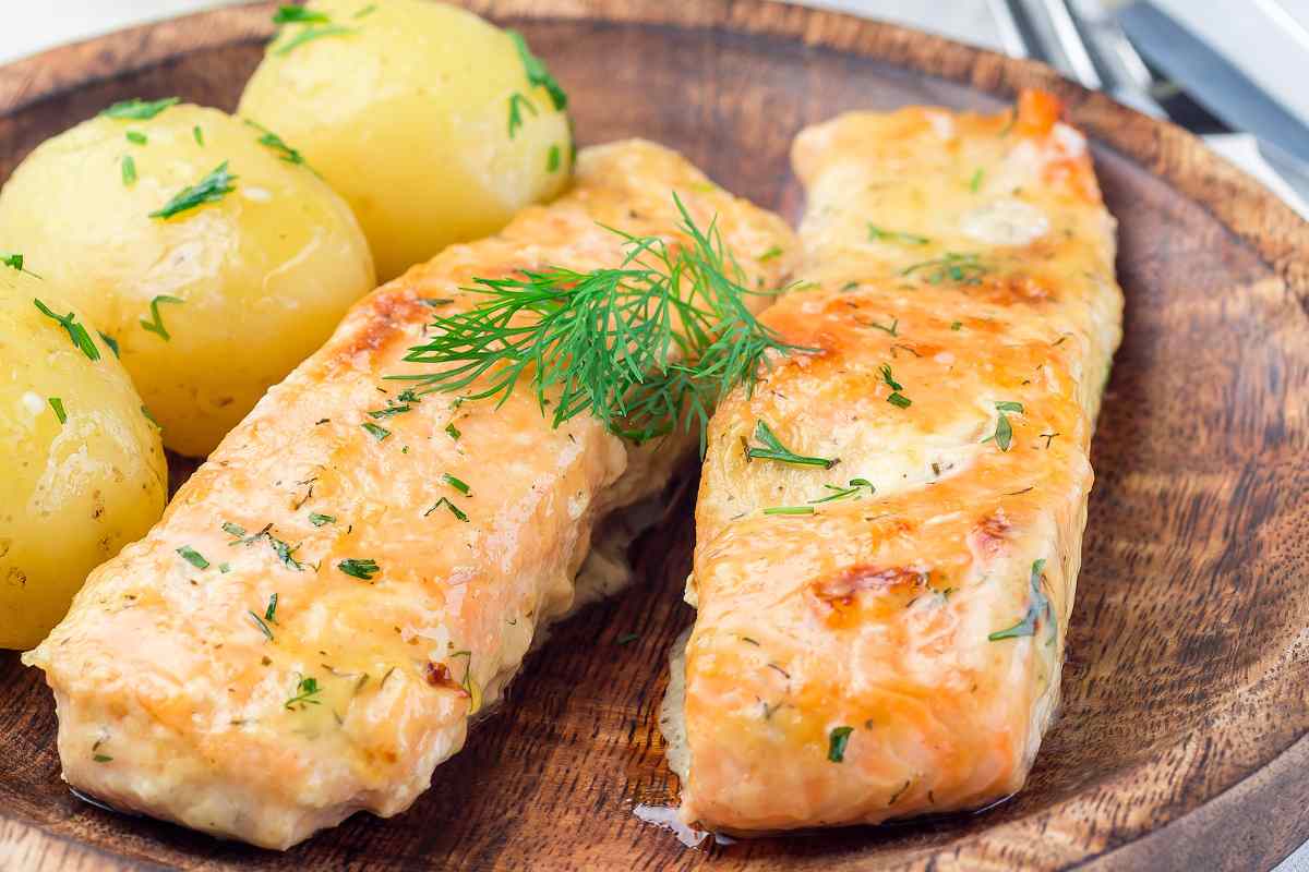 Salmone al forno con patate 11012025 oroscopo.pourfemme.it