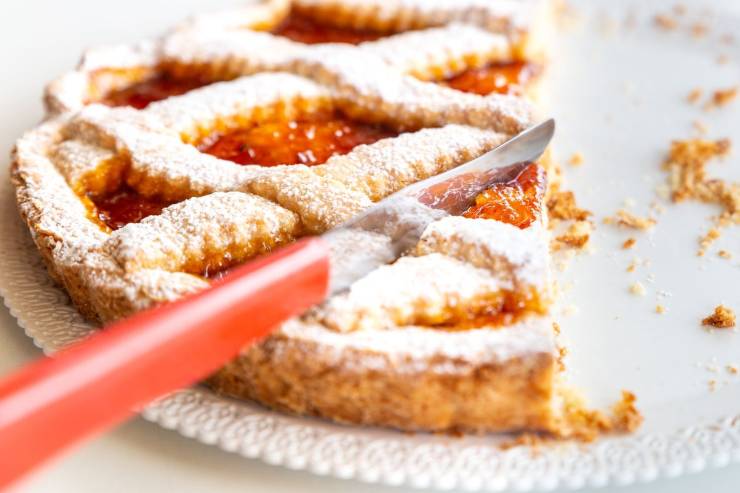 crostata su piatto con arance 