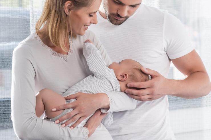 genitori con bambino in braccio