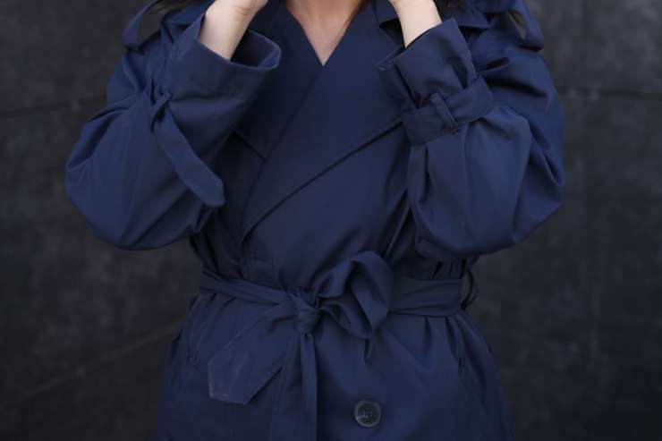 persona che indossa cappotto blu