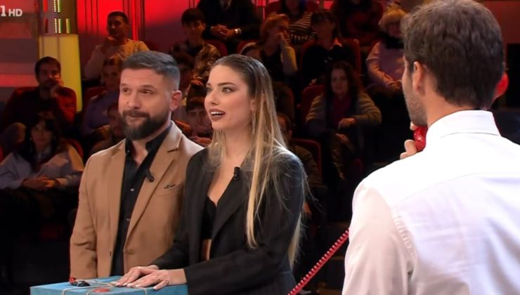 Concorrenti ad Affari tuoi e Stefano De Martino di spalle