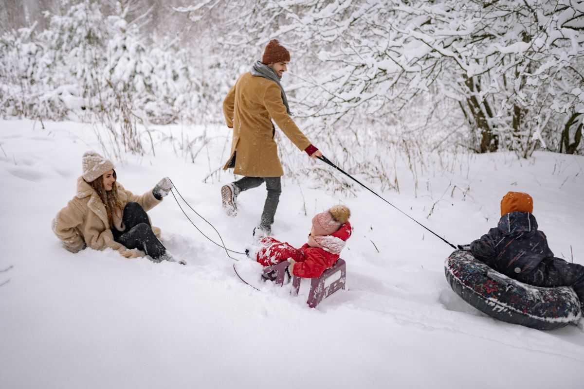 persone che giocano sulla neve