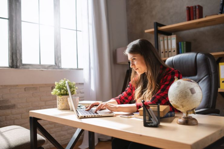 ragazza che lavora al computer