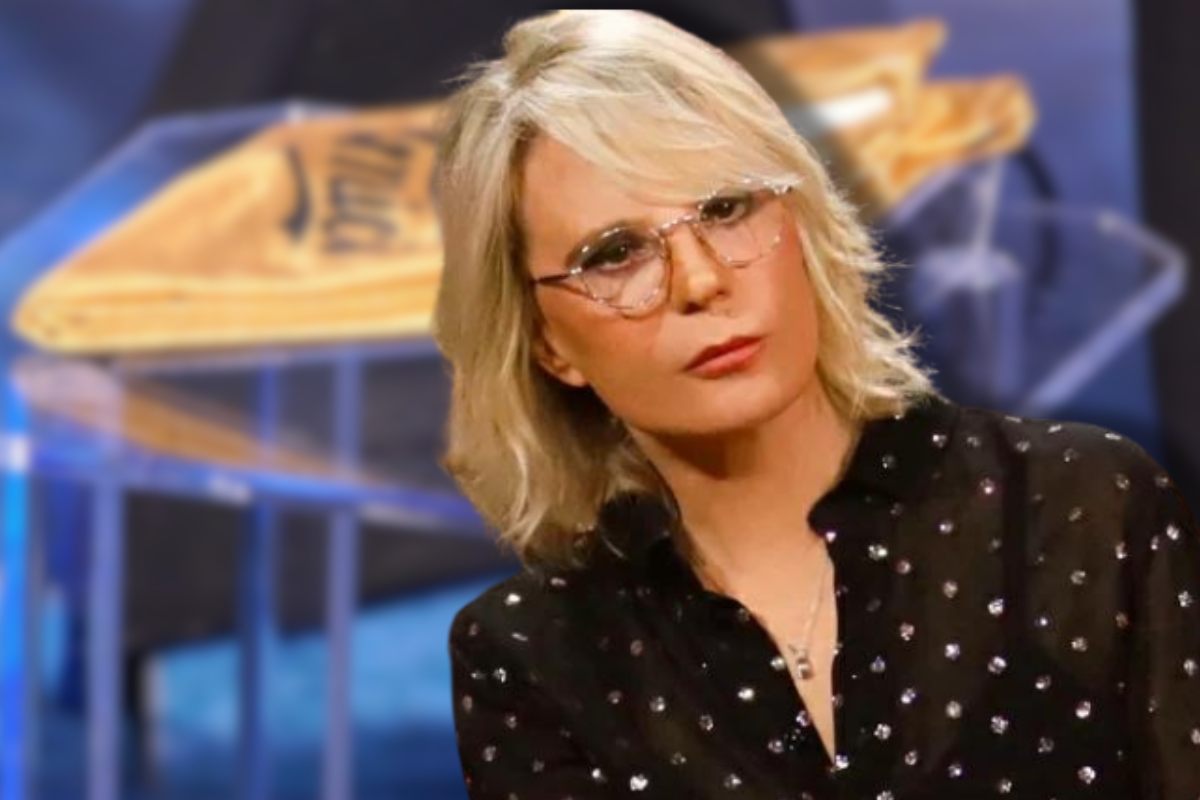 Primo piano Maria De Filippi e maglia di Amici