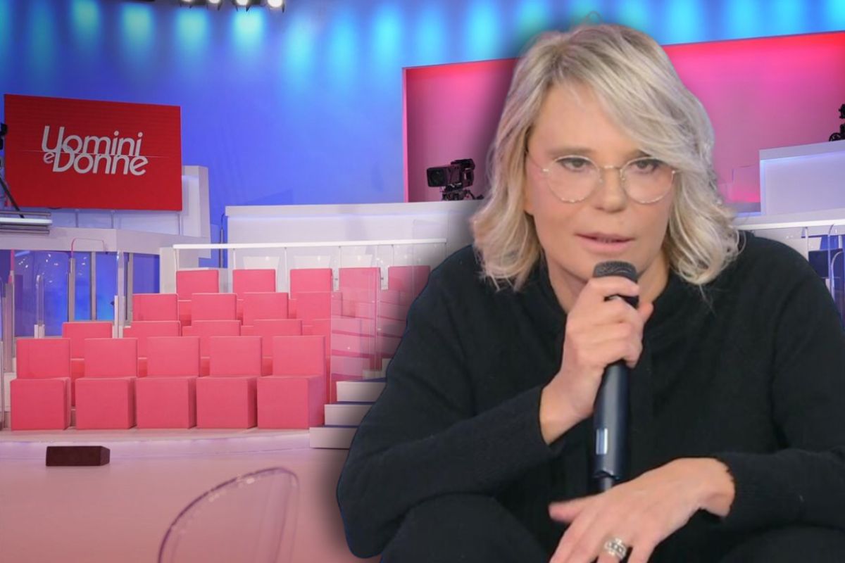 Maria De Filippi e lo studio di Uomini e Donne nello sfondo