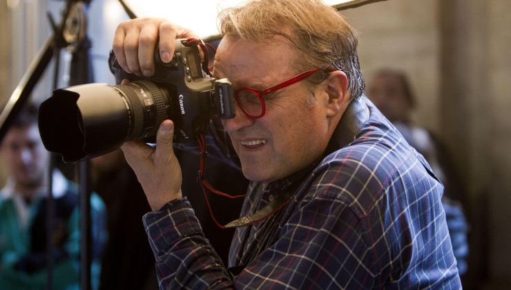 Oliviero Toscani mentre scatta una foto