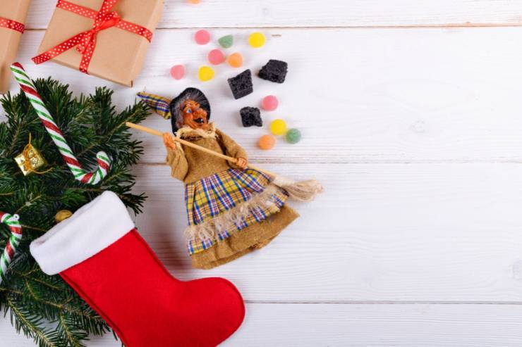 bambola befana con calza e dolci vari 