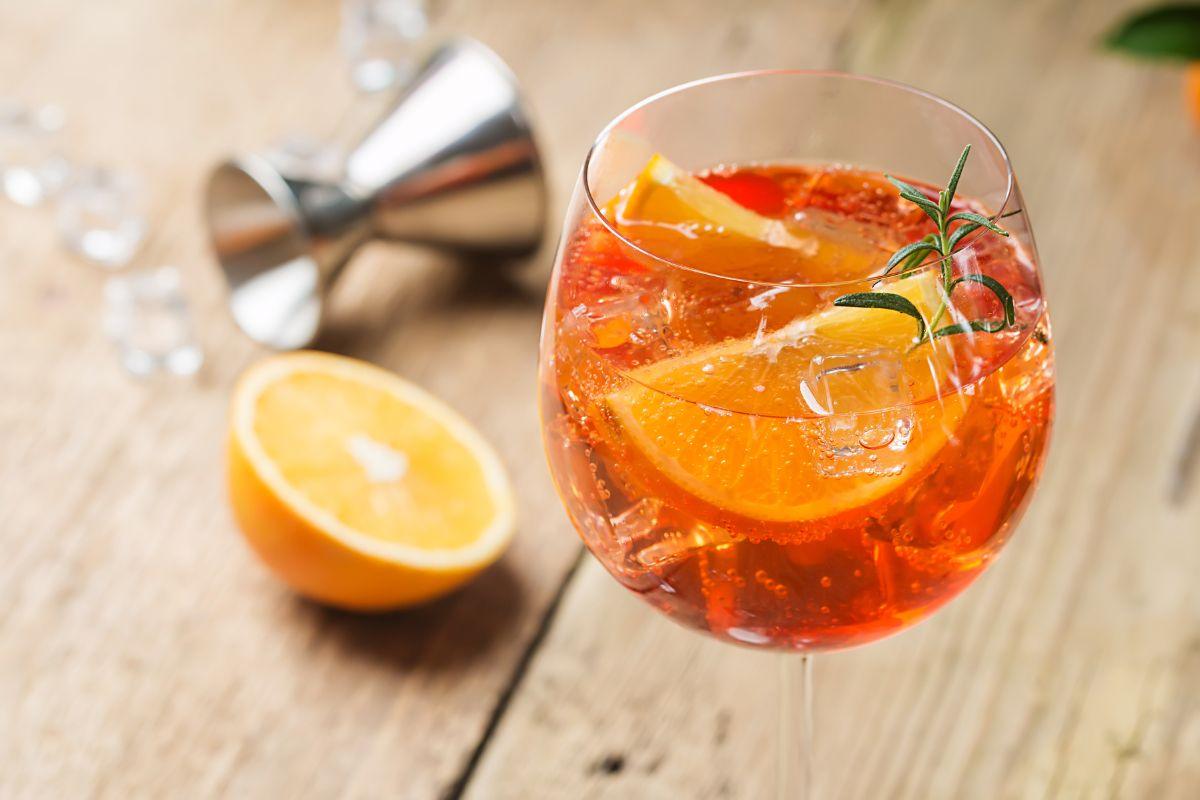 bicchiere di spritz con fetta di arancia