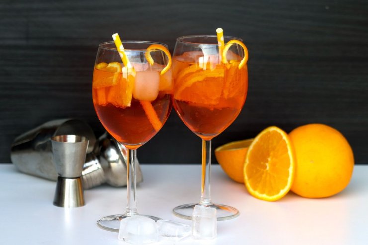 due bicchieri di Spritz con fettine di arance 