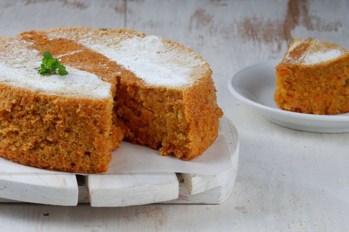 torta su un piatto con fetta in un altro piatto